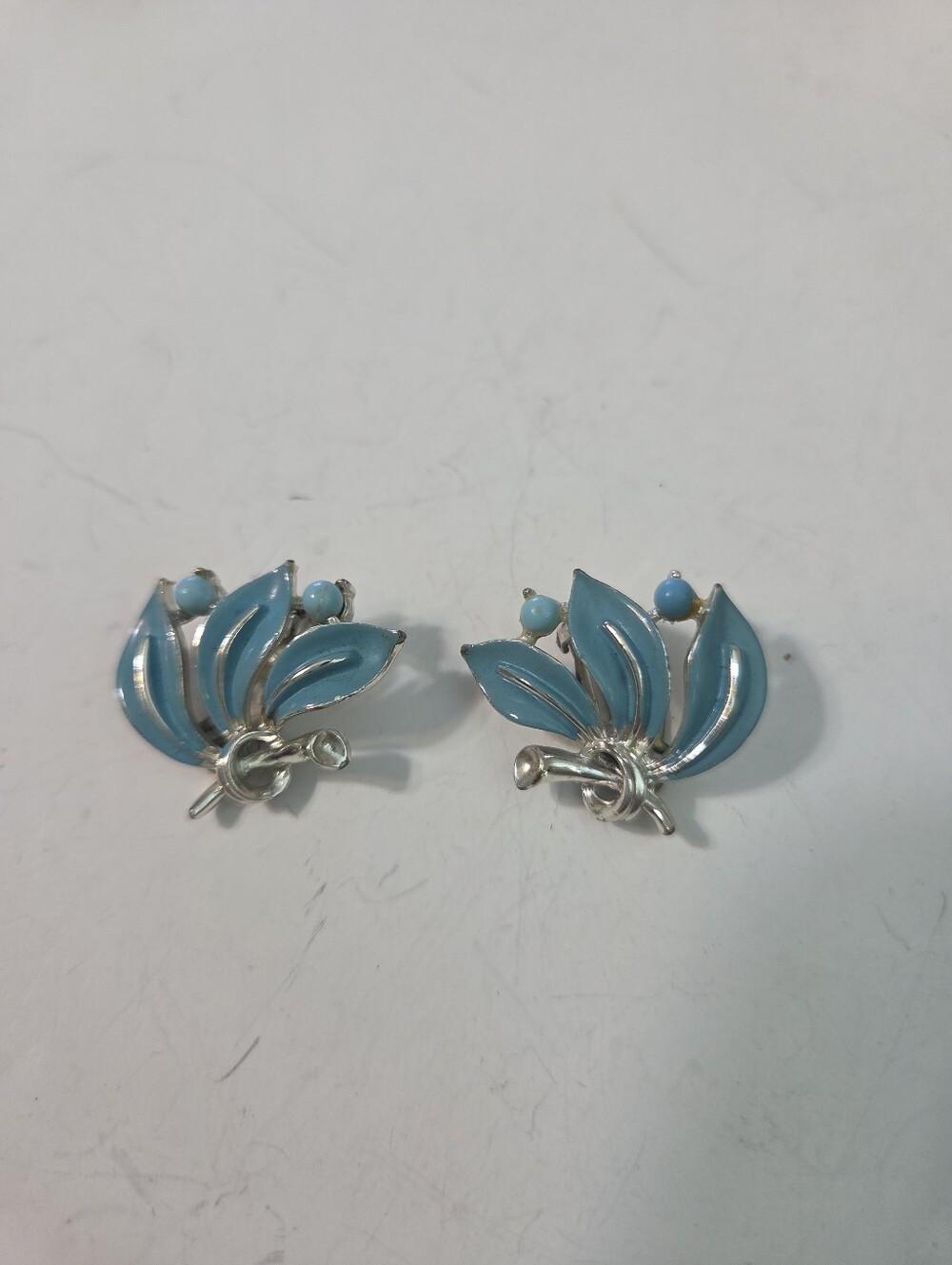 vtg lisner Blue Enamel Floral ClipOn Earrings 50s retro robbins egg blue leaf